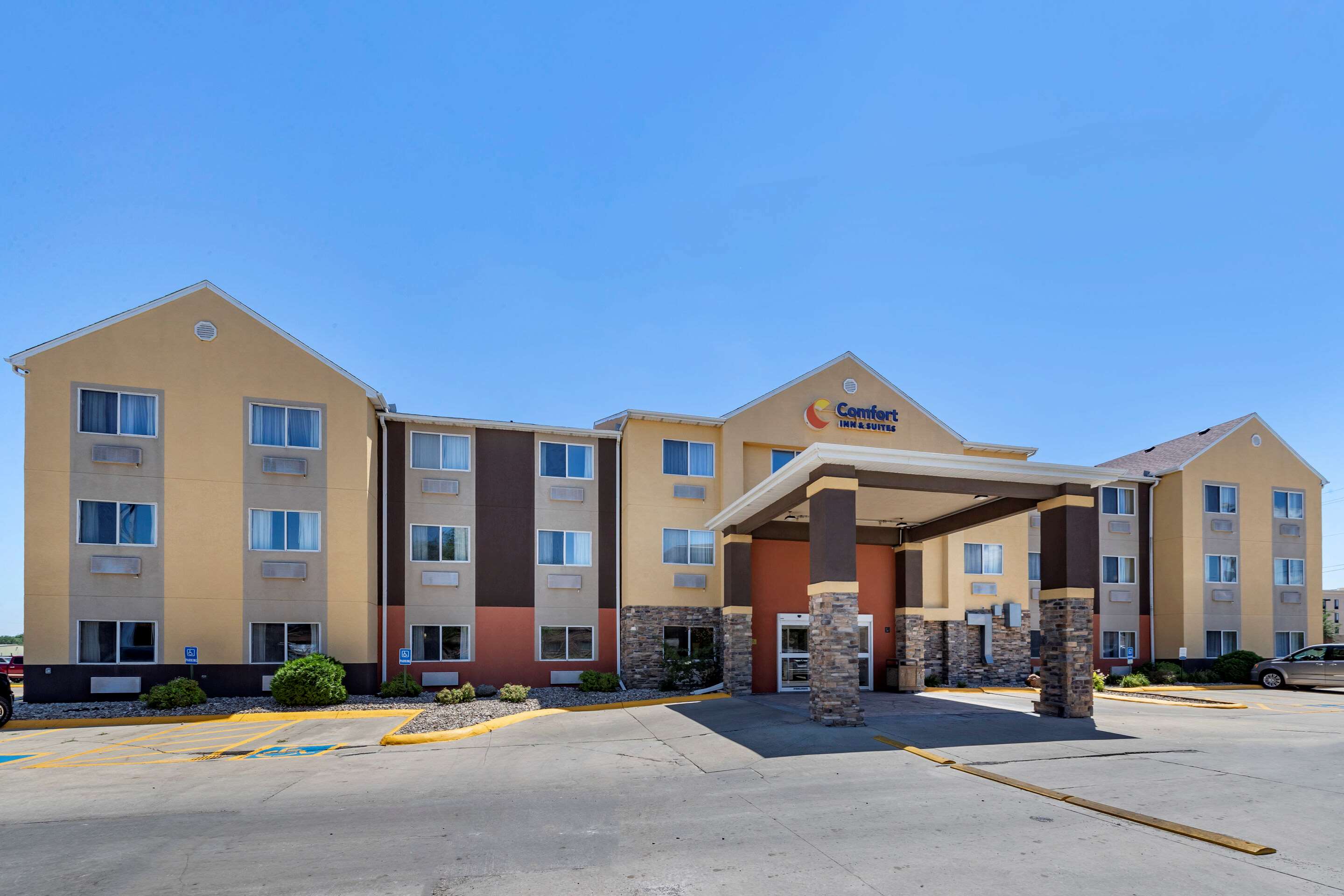 Hotel entrance | Comfort Inn & Suites Waterloo - Cedar Falls