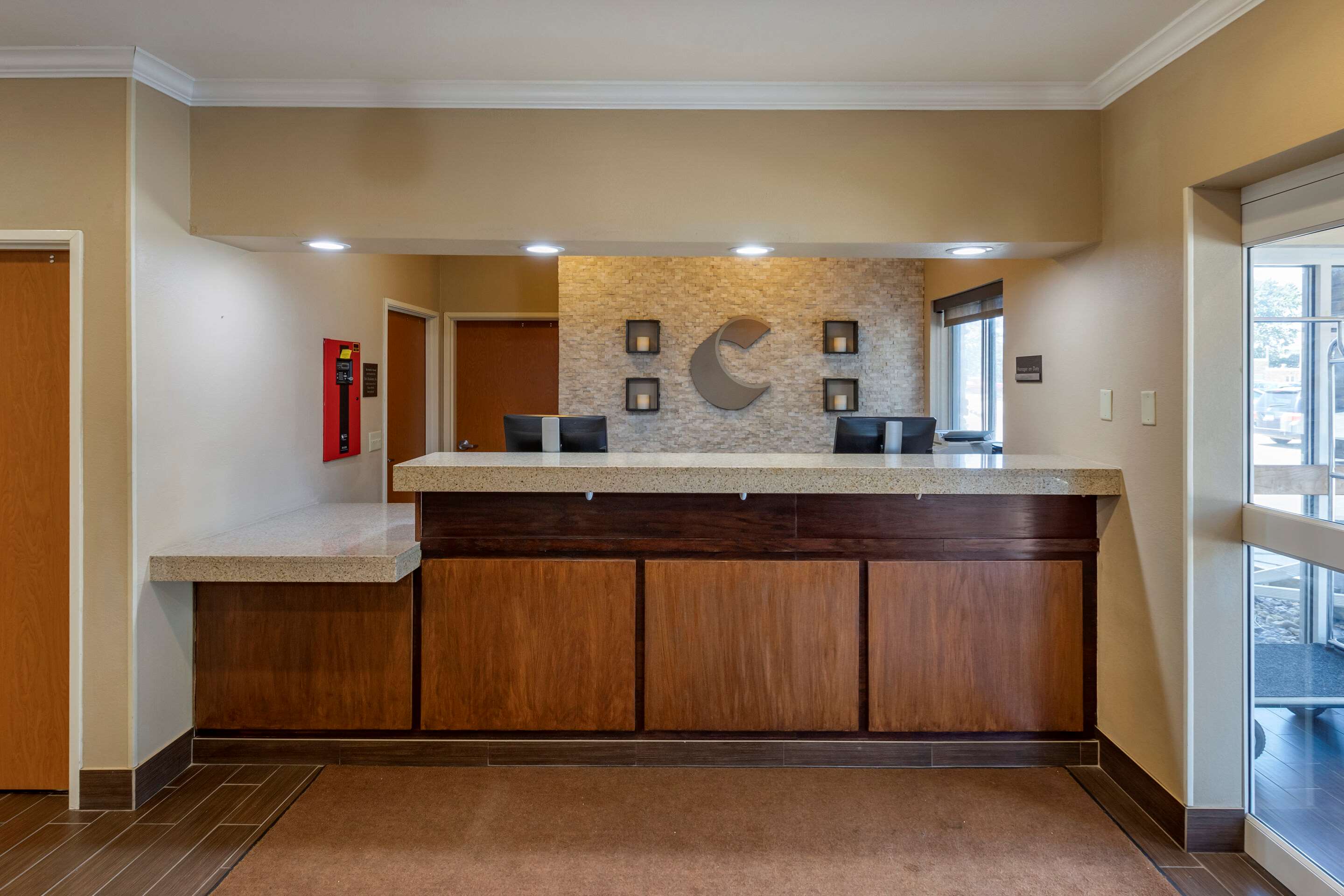 Front desk | Comfort Inn & Suites Waterloo - Cedar Falls
