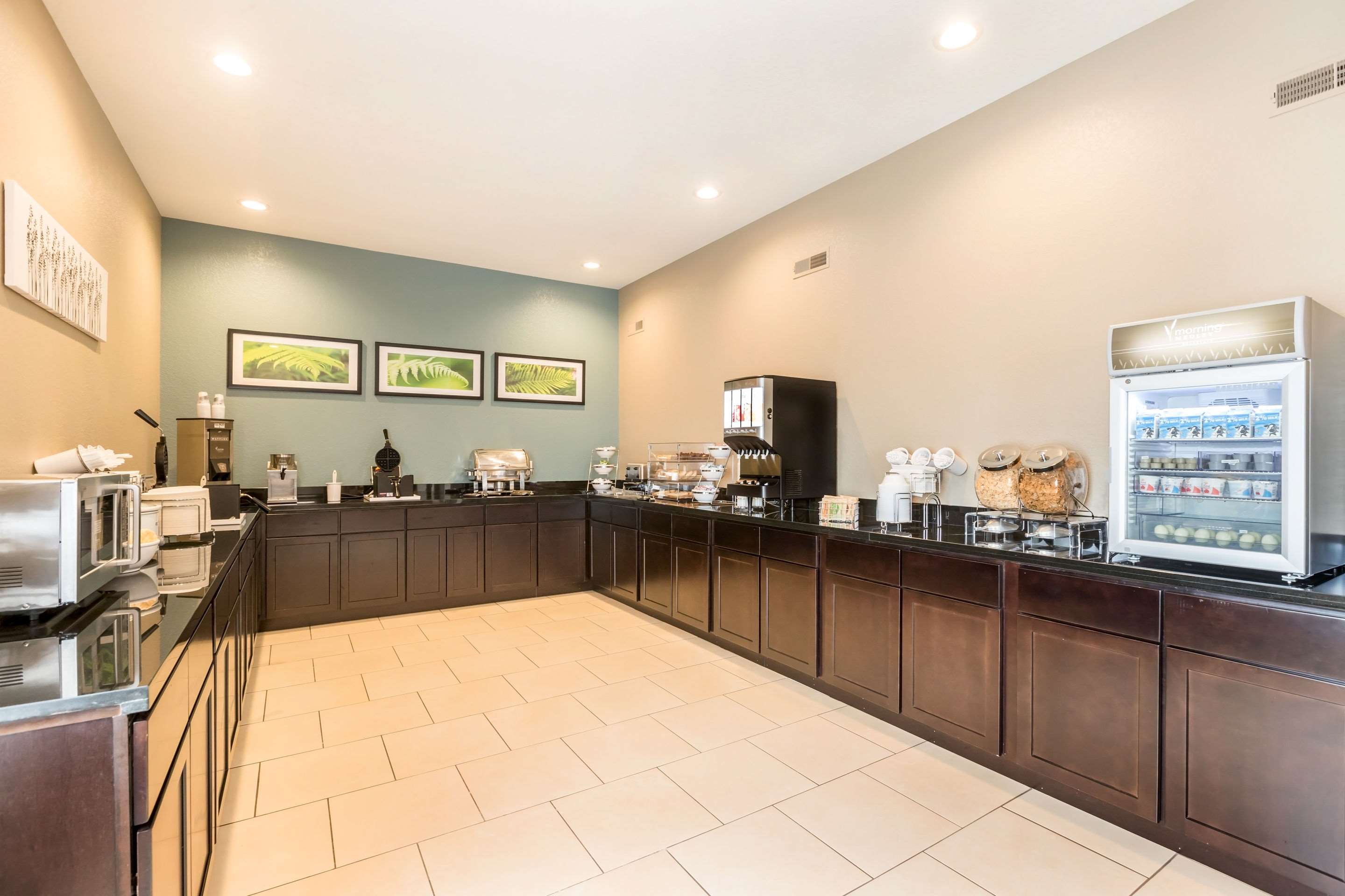 Breakfast area | Sleep Inn & Suites West Des Moines near Jordan Creek