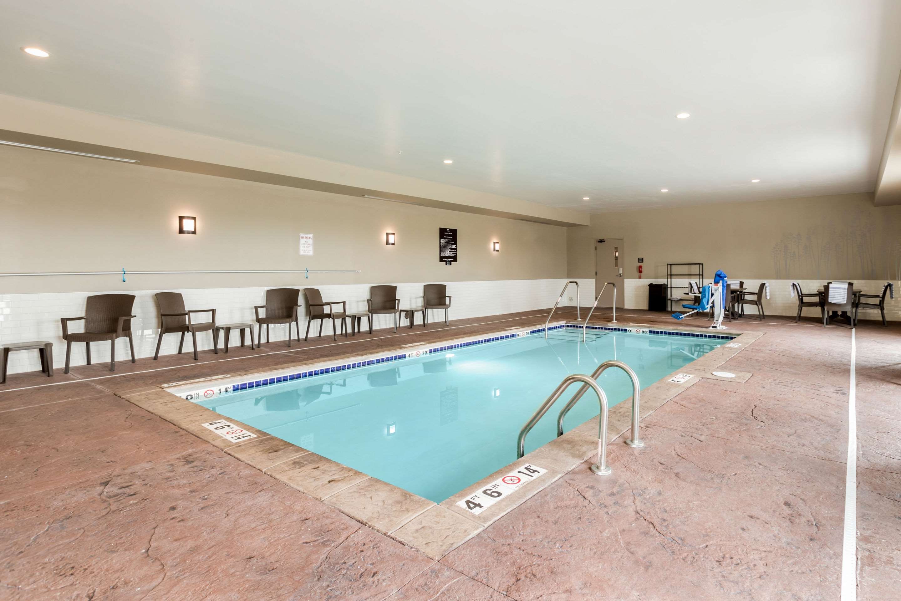 Indoor pool with hot tub | Sleep Inn & Suites West Des Moines near Jordan Creek