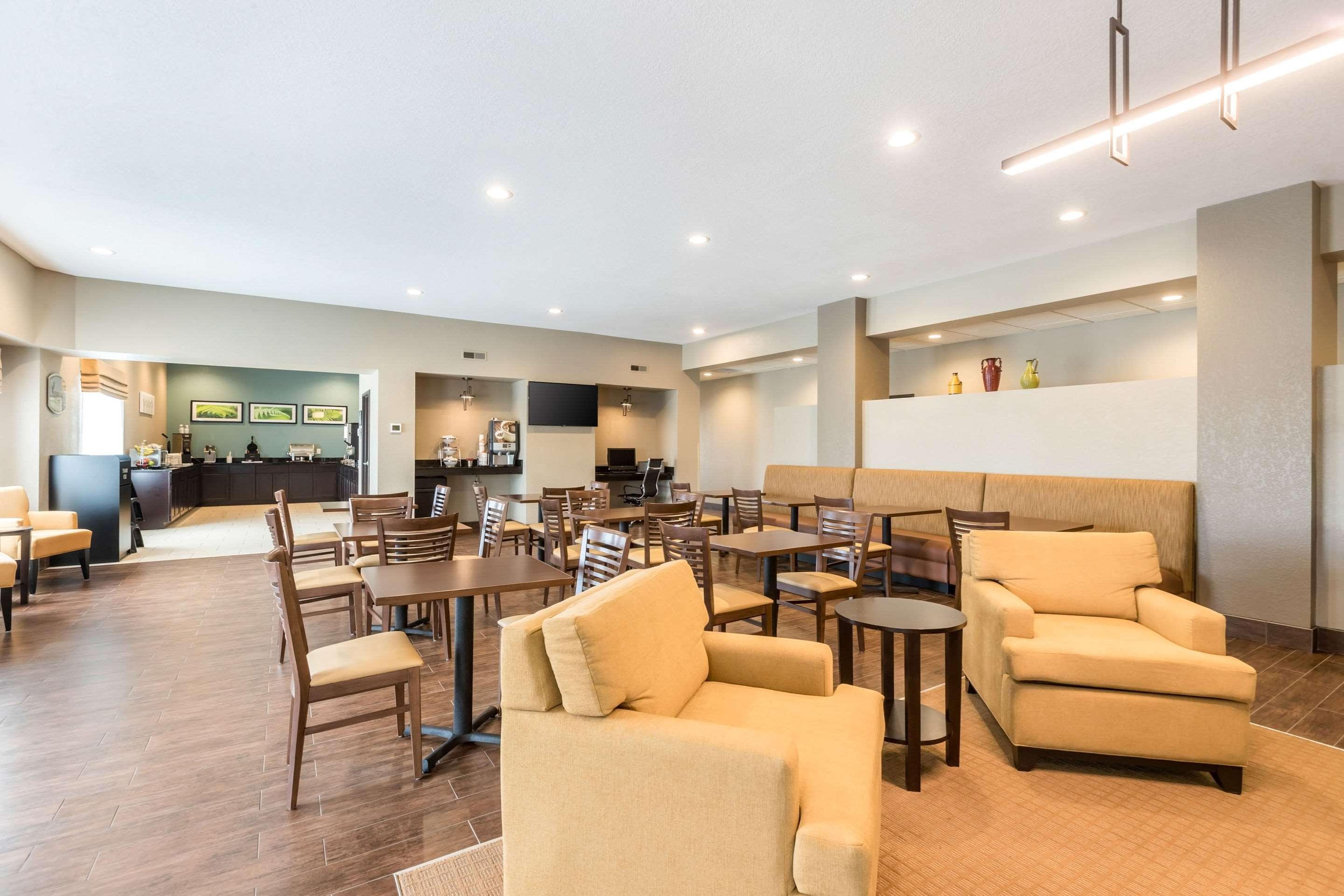 Spacious breakfast area | Sleep Inn & Suites West Des Moines near Jordan Creek