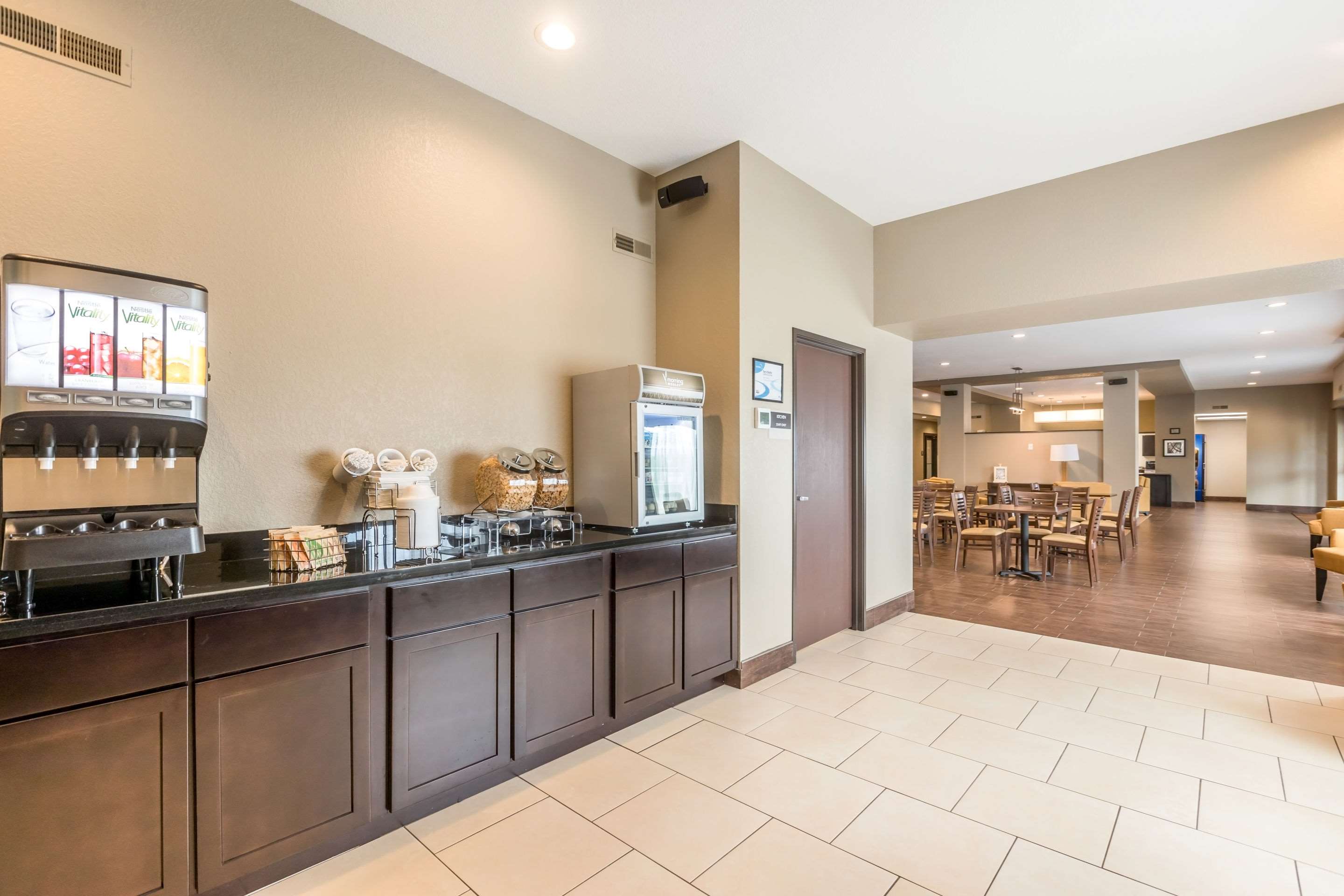 Breakfast counter | Sleep Inn & Suites West Des Moines near Jordan Creek