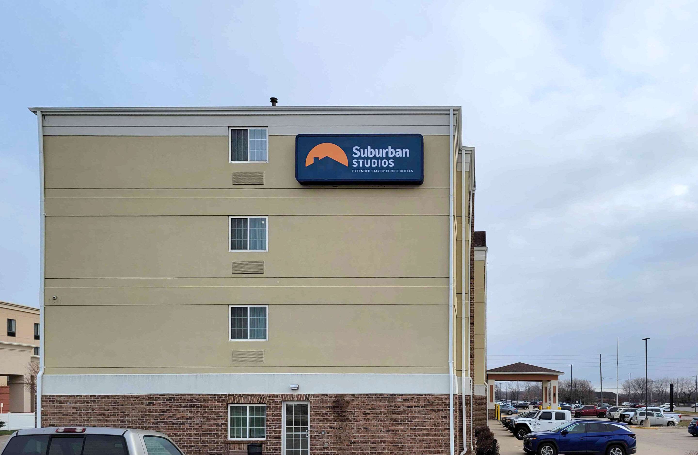 Hotel exterior | Suburban Studios Waterloo - Cedar Falls - Cedar Valley