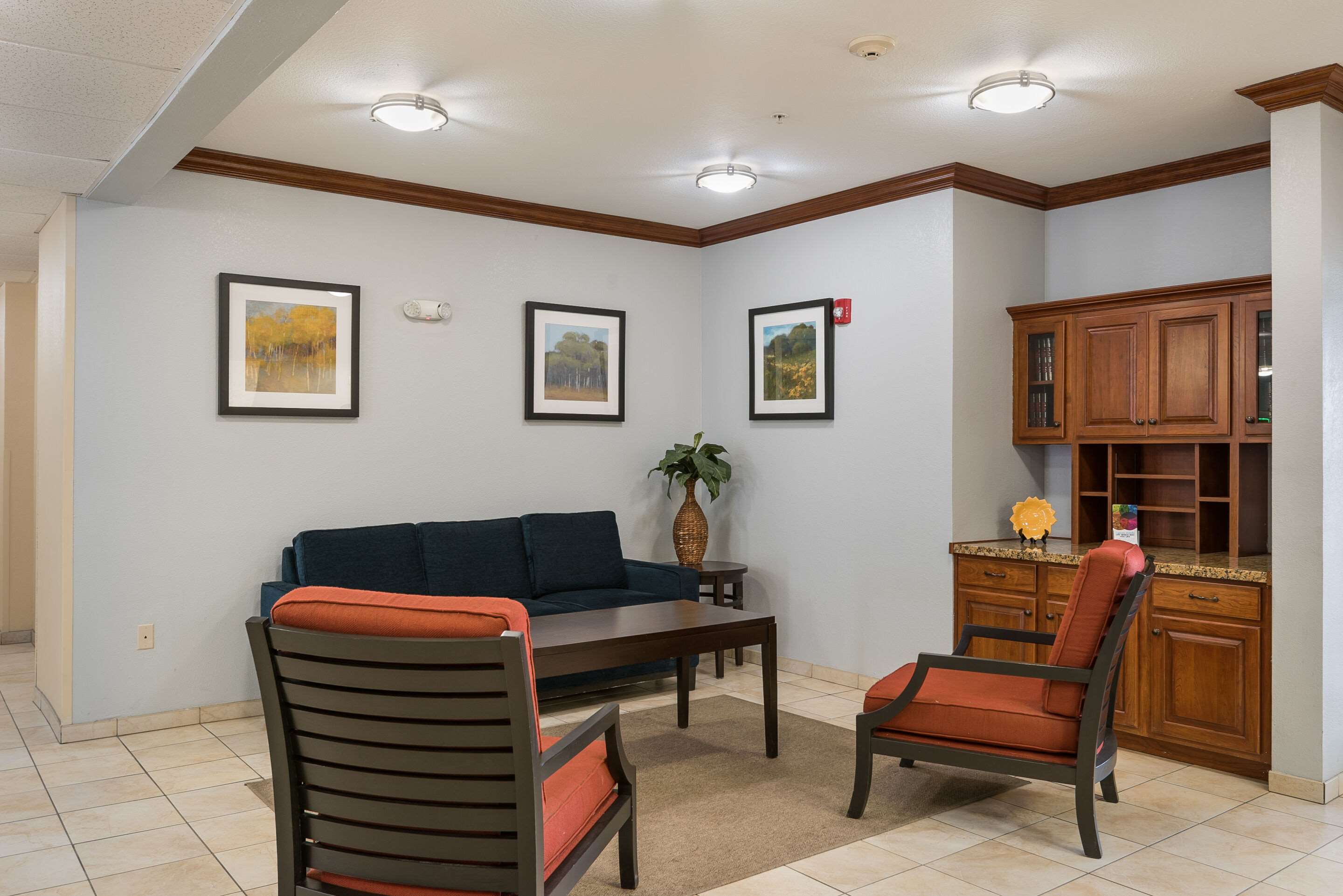 Hotel lobby | Suburban Studios Waterloo - Cedar Falls - Cedar Valley