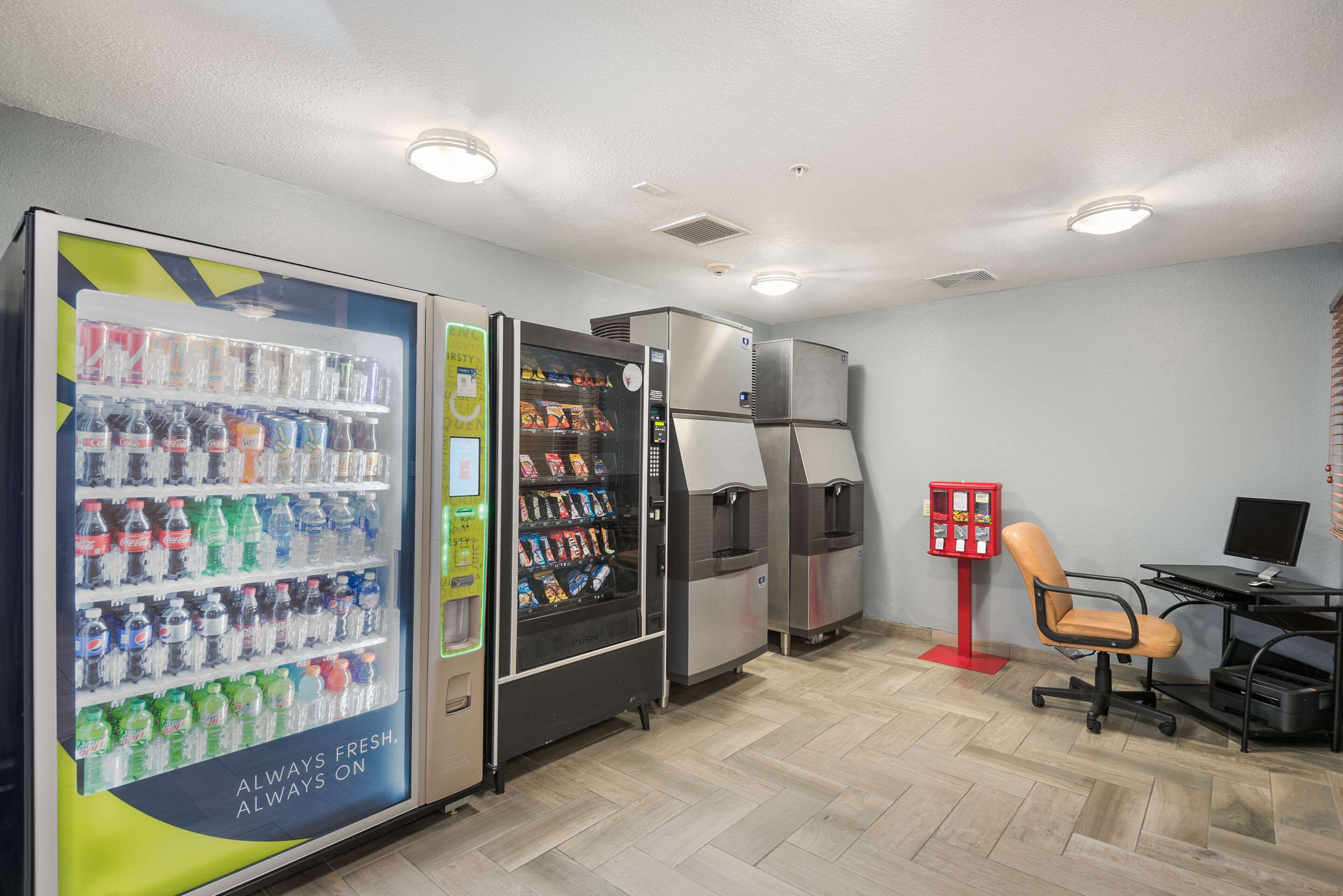 Hotel vending area | Suburban Studios Waterloo - Cedar Falls - Cedar Valley