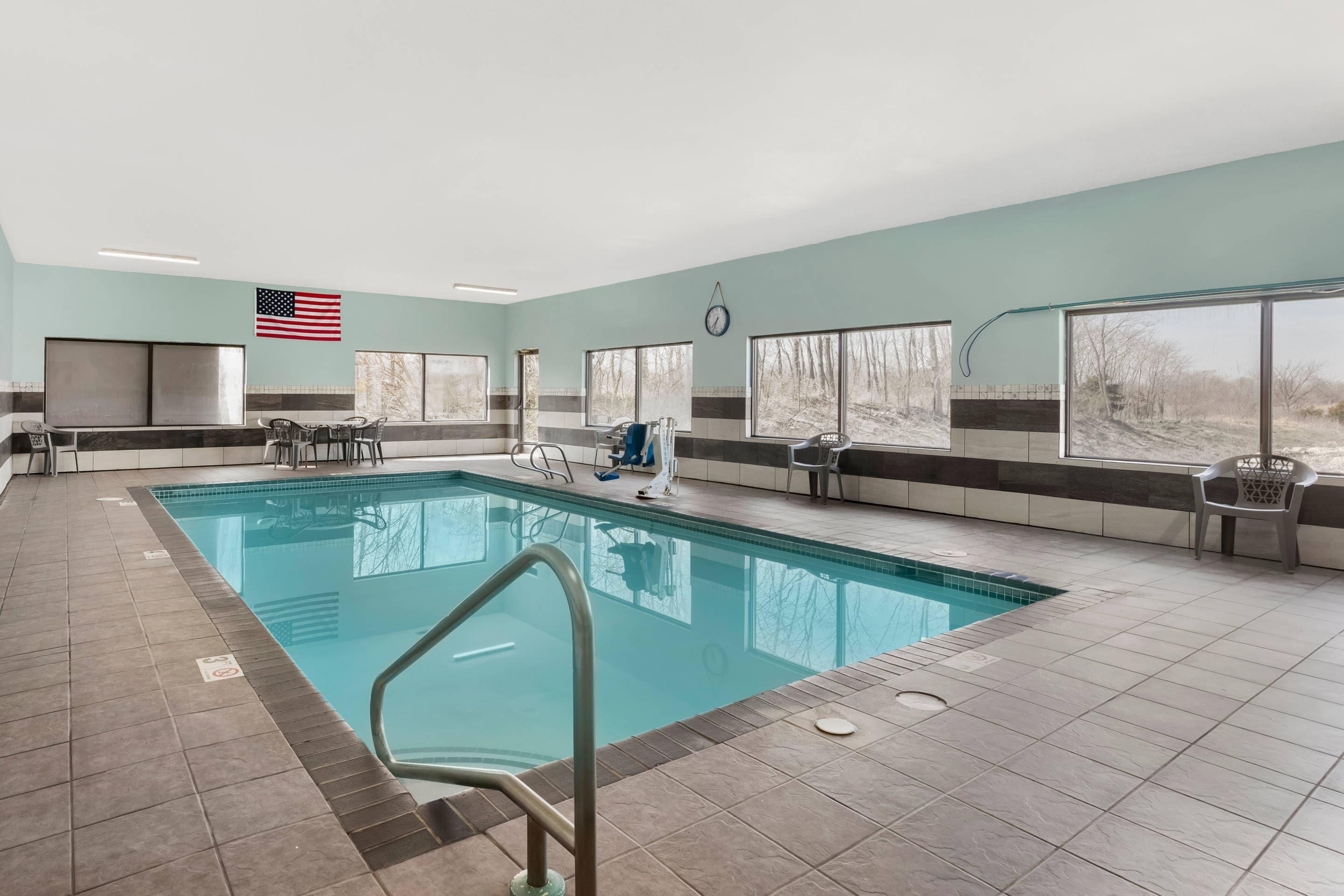 Indoor pool | Quality Inn & Suites Ottumwa