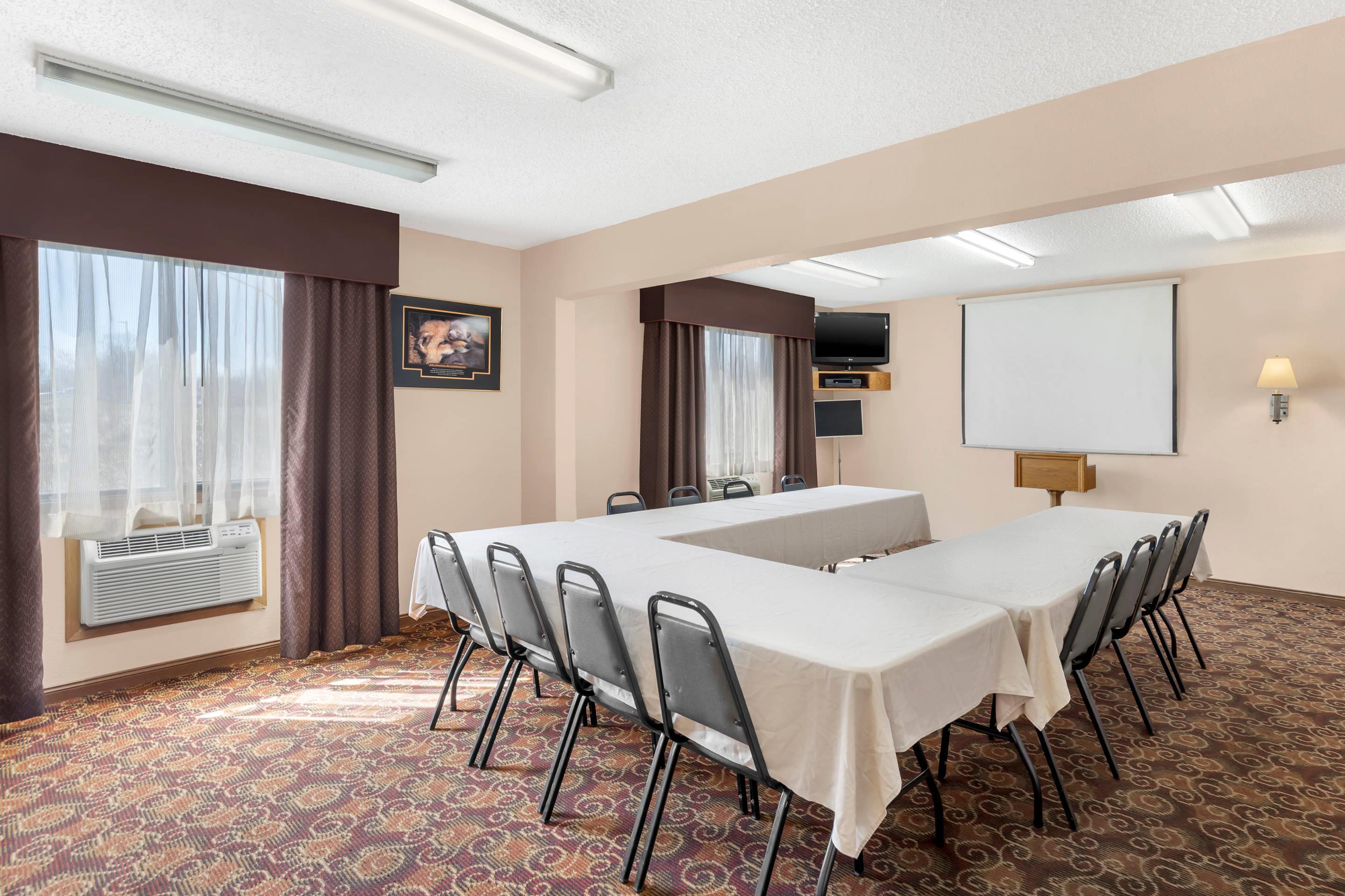 Meeting room | Quality Inn & Suites Ottumwa