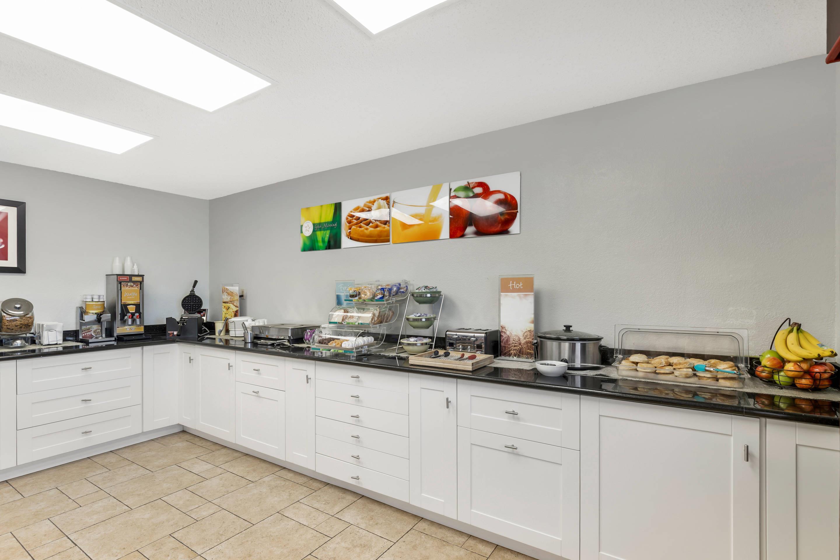 Breakfast area | Quality Inn & Suites Ottumwa