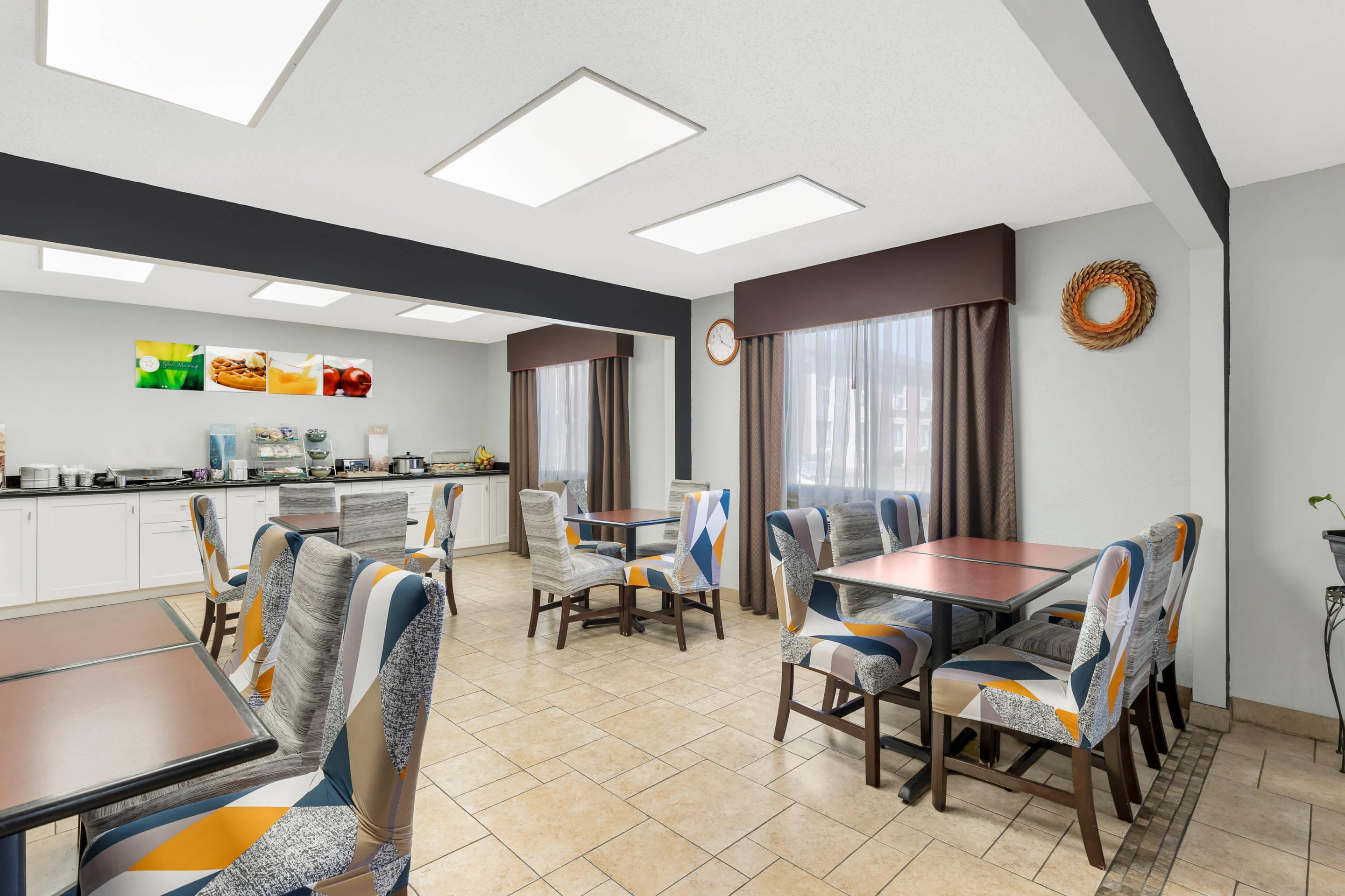 Breakfast area | Quality Inn & Suites Ottumwa