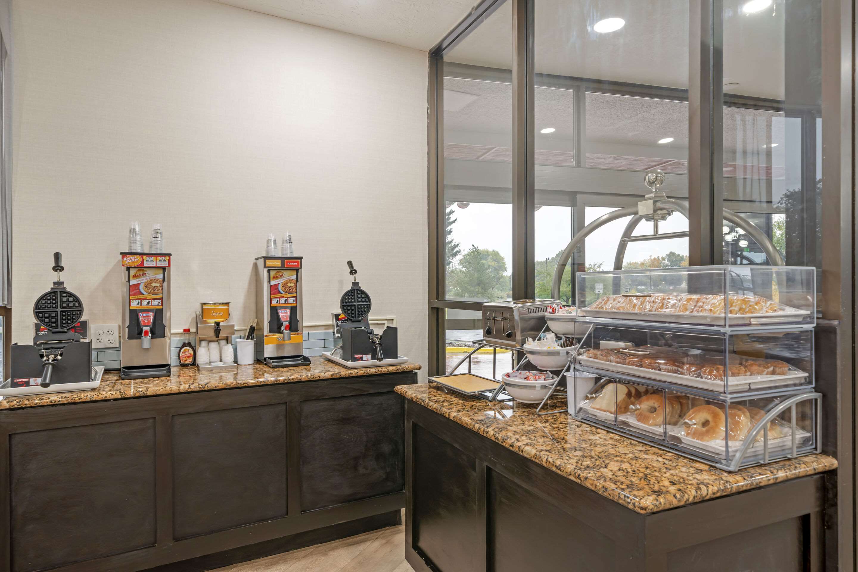 Breakfast area | Comfort Suites Idaho Falls