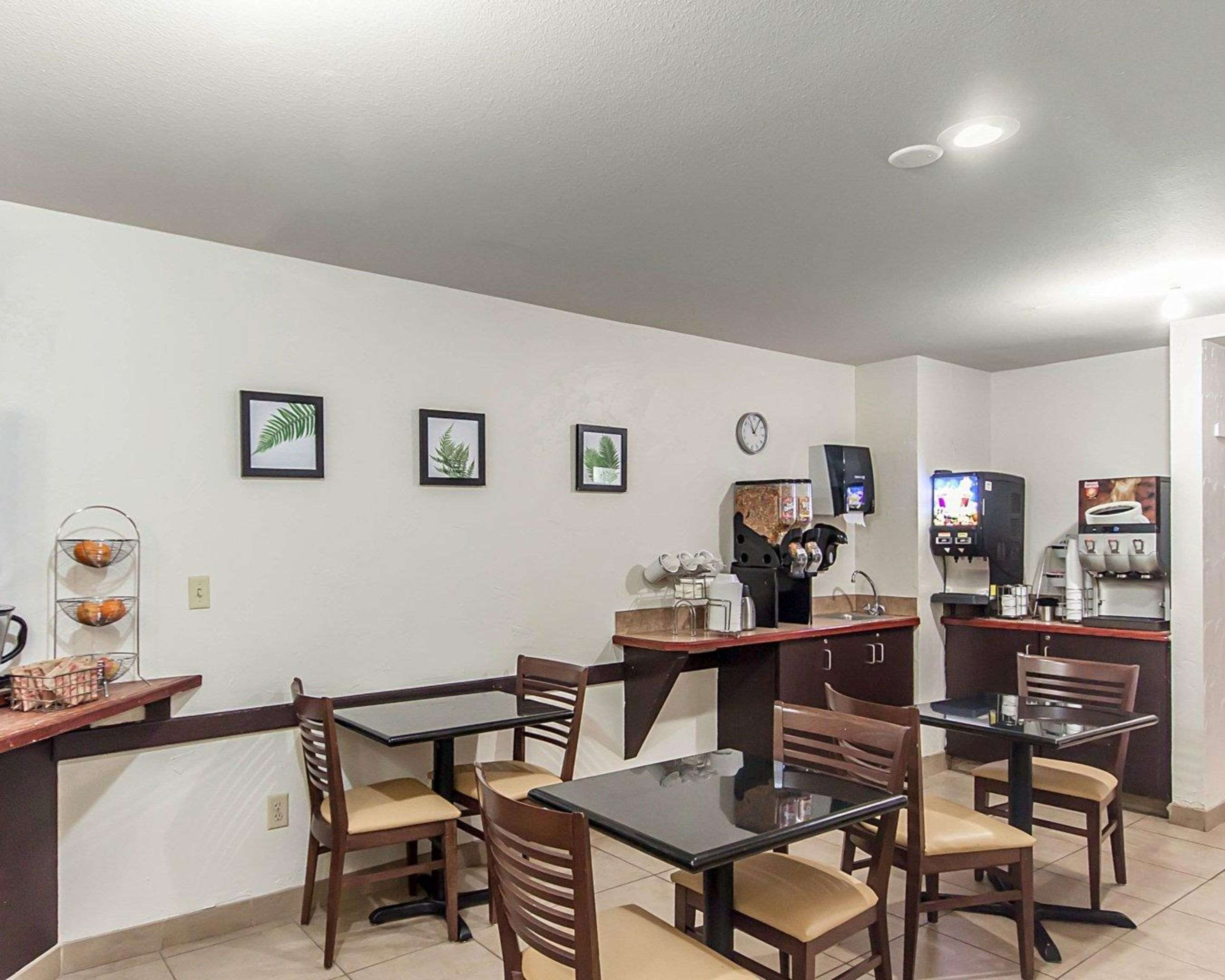 Breakfast area | Rodeway Inn Airport Boise