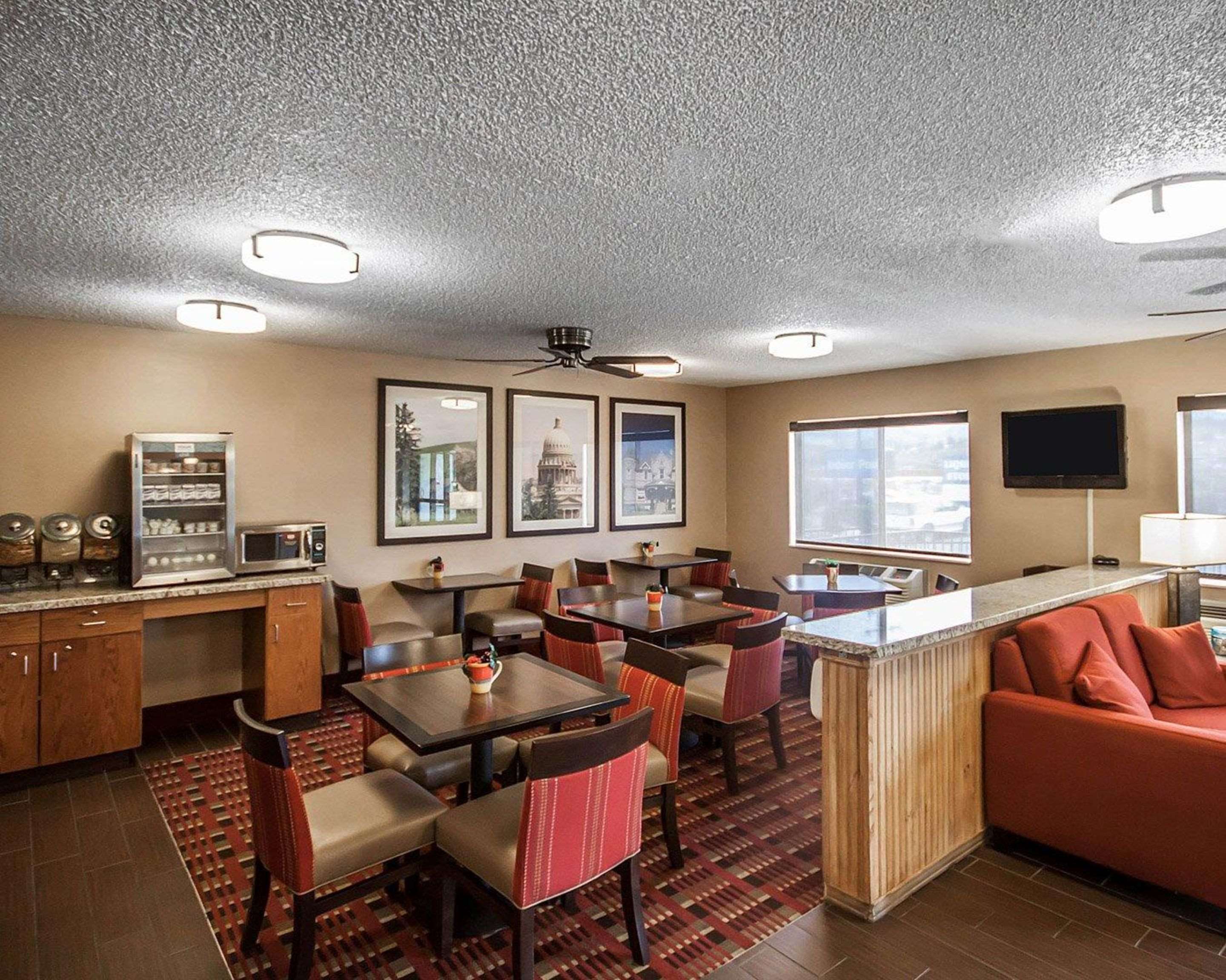 Spacious breakfast area | Quality Inn