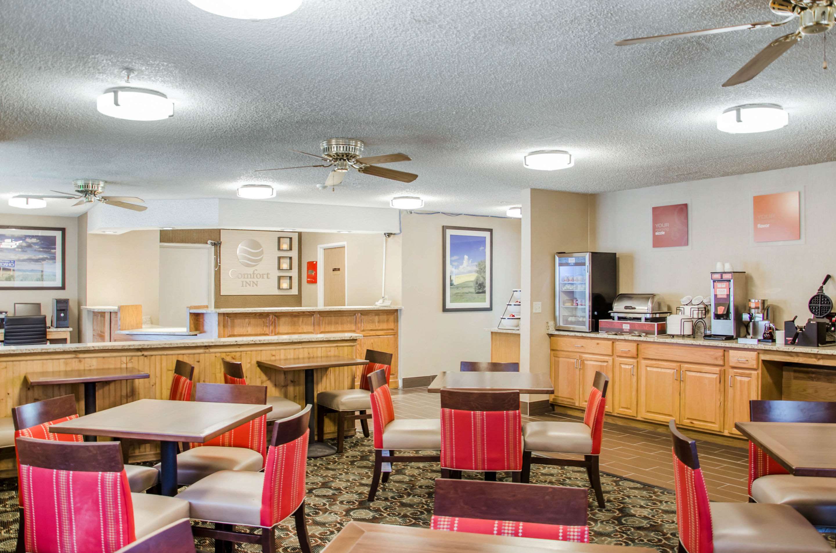 Enjoy breakfast in this seating area | Comfort Inn Idaho Falls