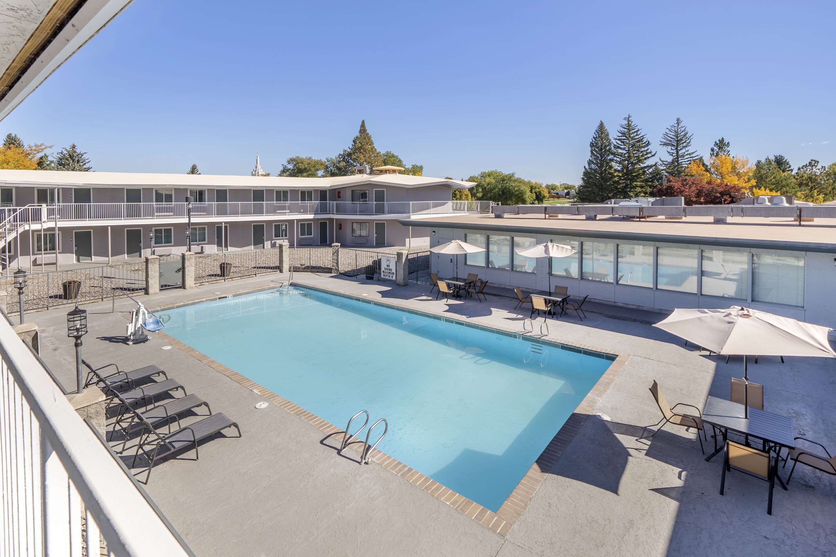 Outdoor pool | Rodeway Inn Idaho Falls