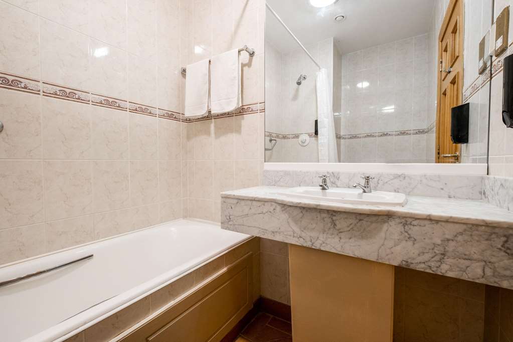 QUALITY HOTEL AND LEISURE CENTER YO-guestroom-Guest Room,Bathroom,On-Site.jpg