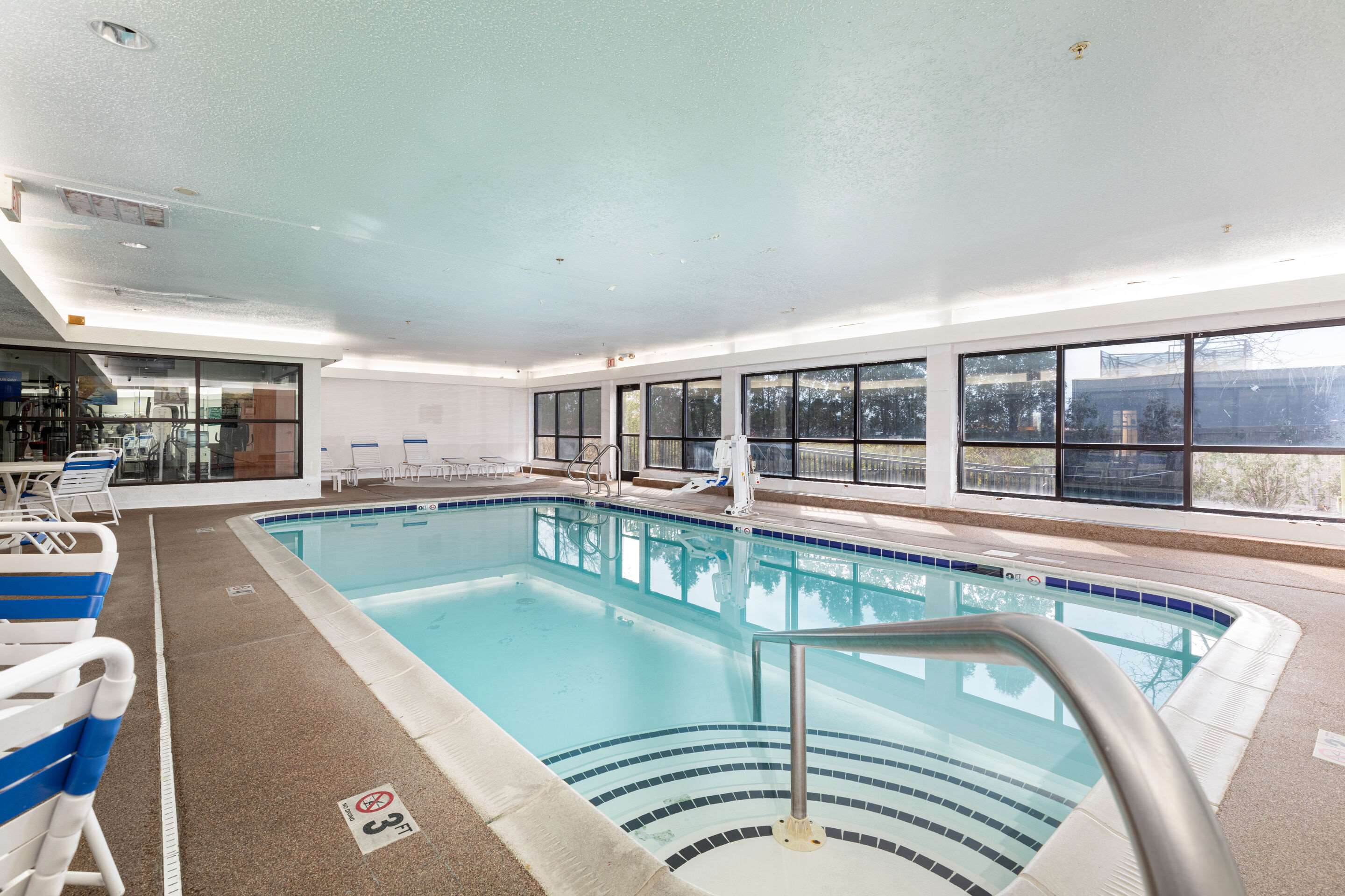 Indoor pool | Comfort Suites Lombard - Addison