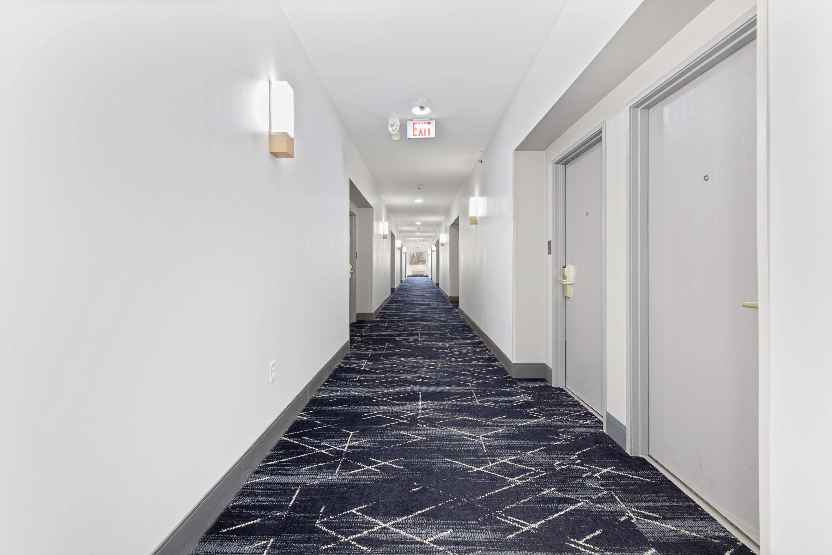 Interior corridors | Comfort Suites Lombard - Addison
