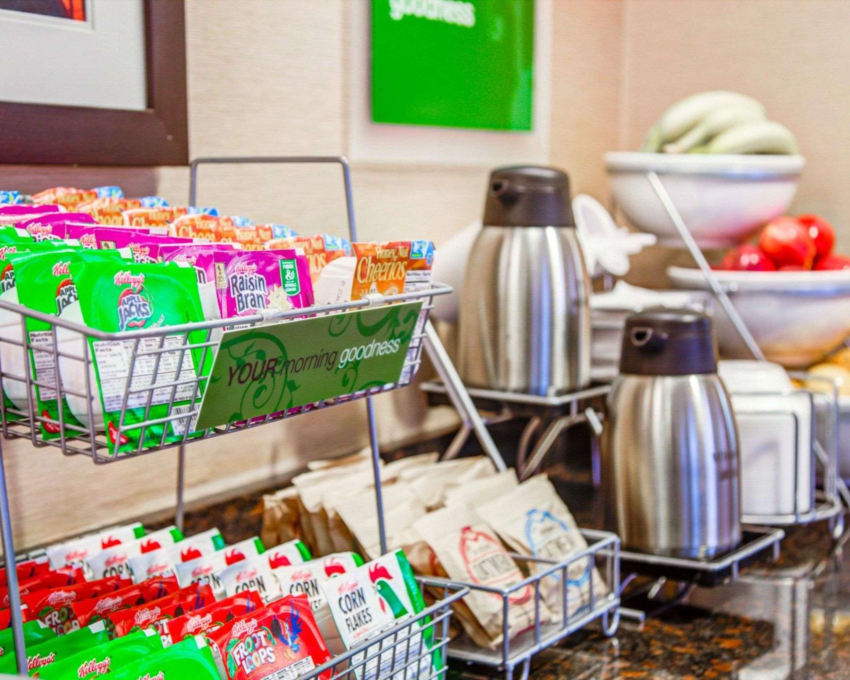 Hot and cold breakfast buffet | Comfort Suites Lombard - Addison