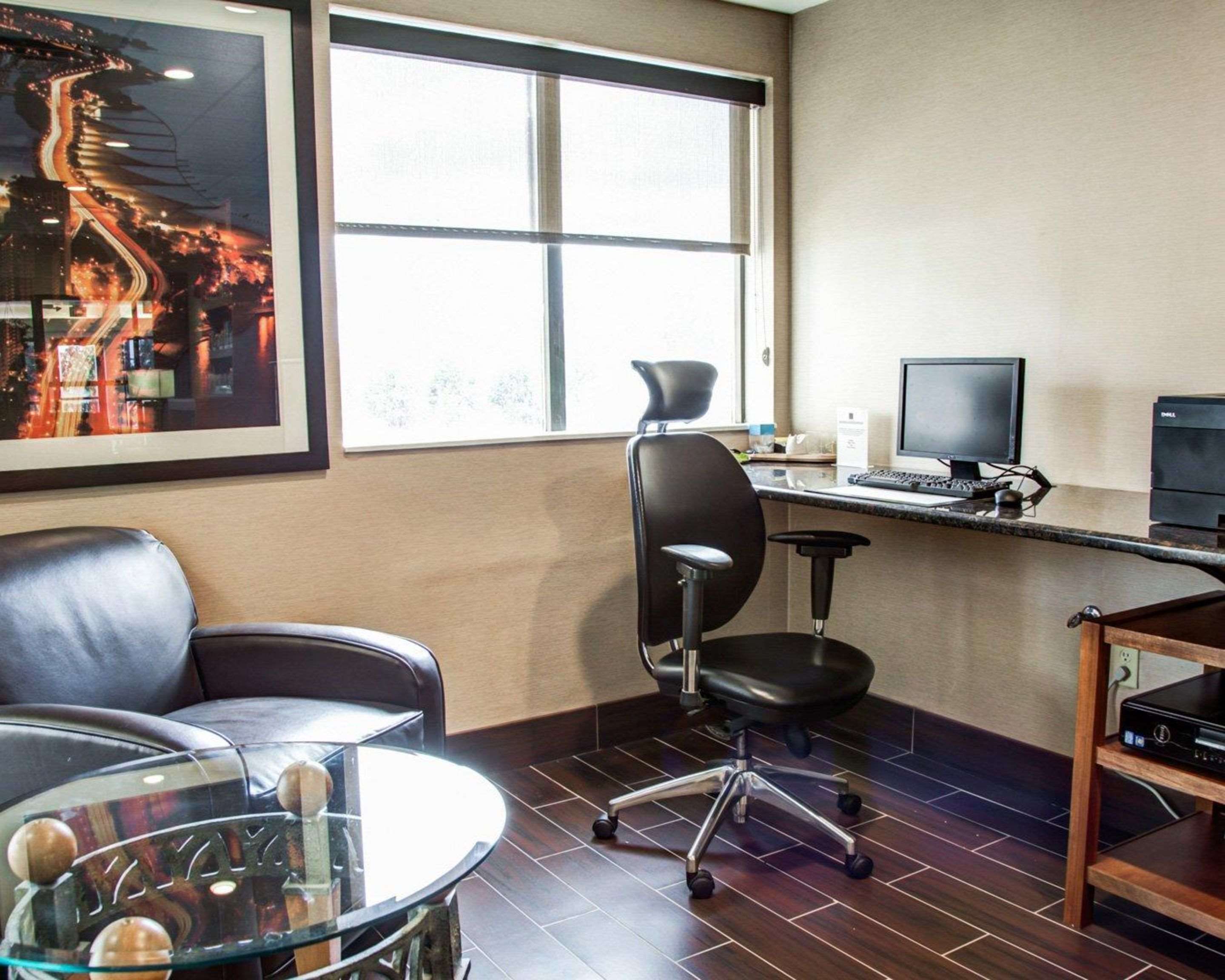Business center with free wireless Internet access | Comfort Suites Lombard - Addison