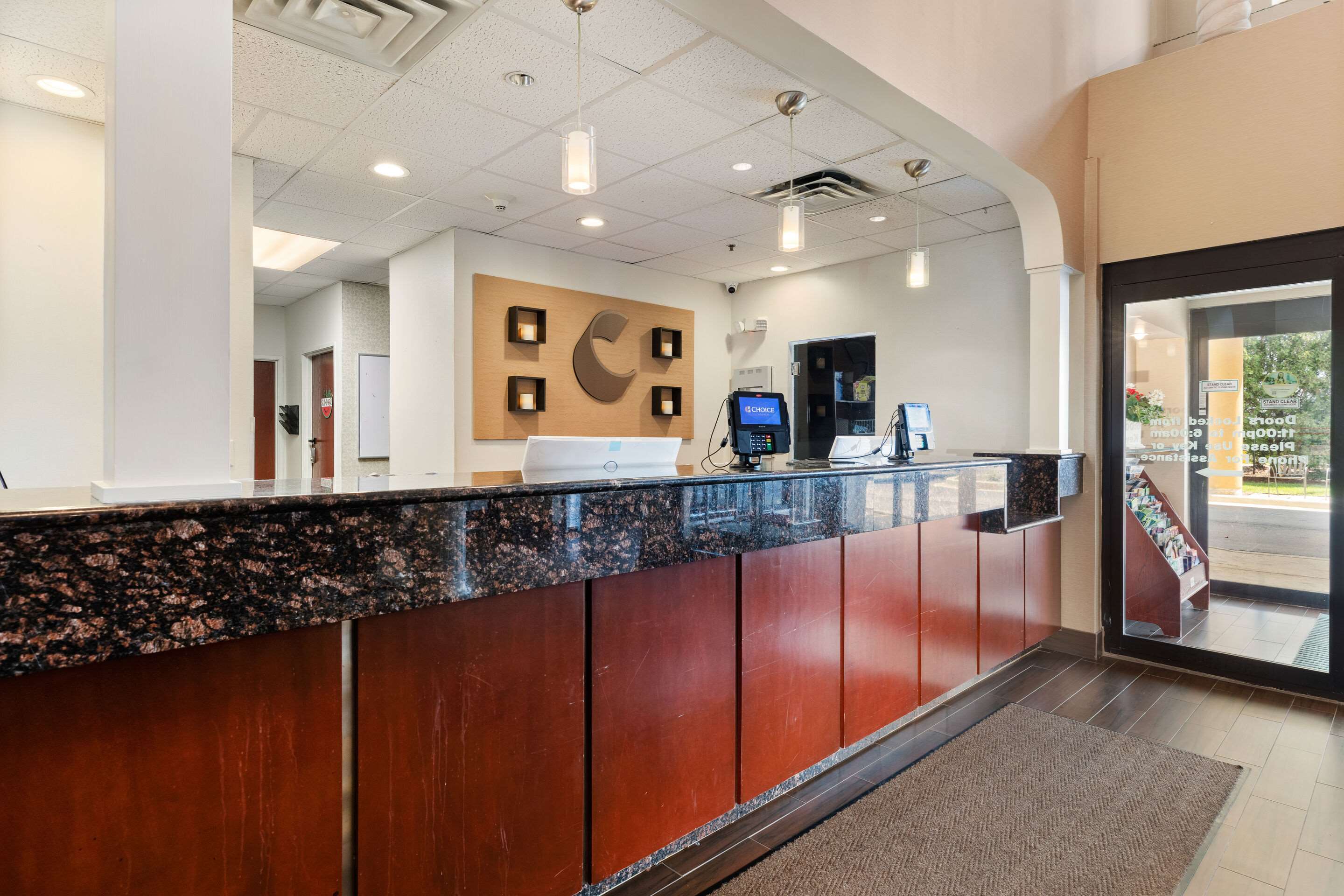 Front desk | Comfort Suites Lombard - Addison