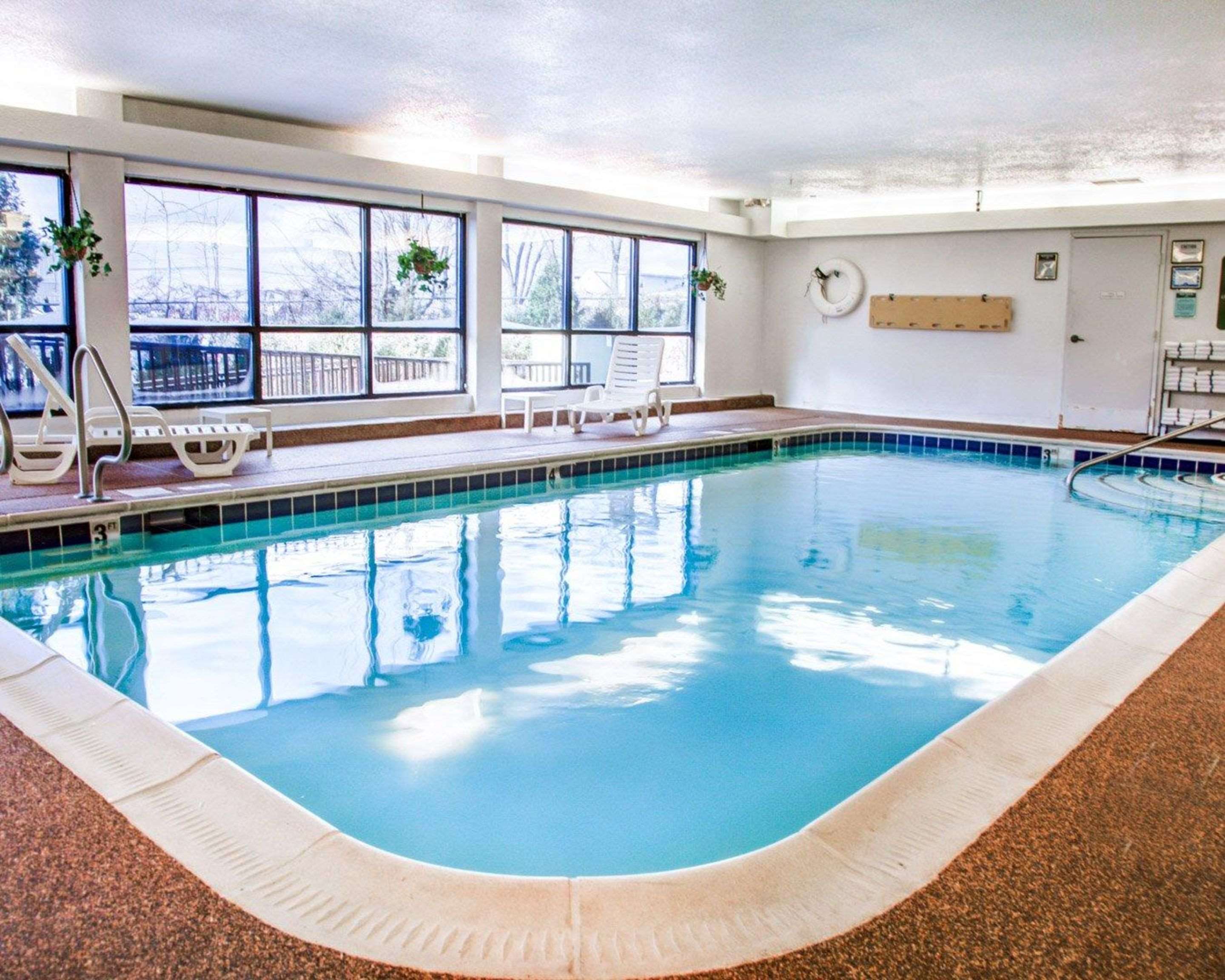 Indoor pool | Comfort Suites Lombard - Addison