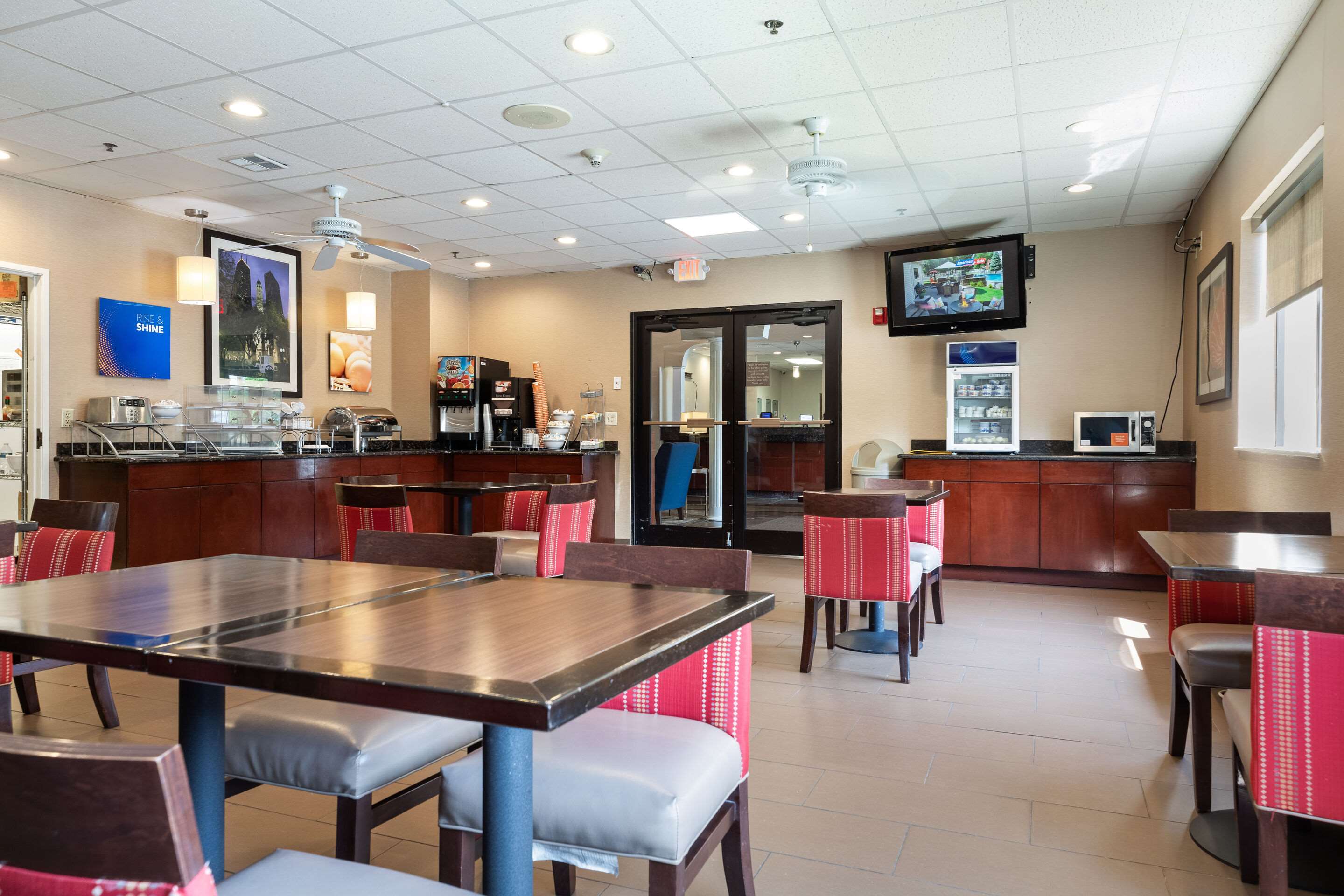 Enjoy breakfast in this seating area | Comfort Suites Lombard - Addison