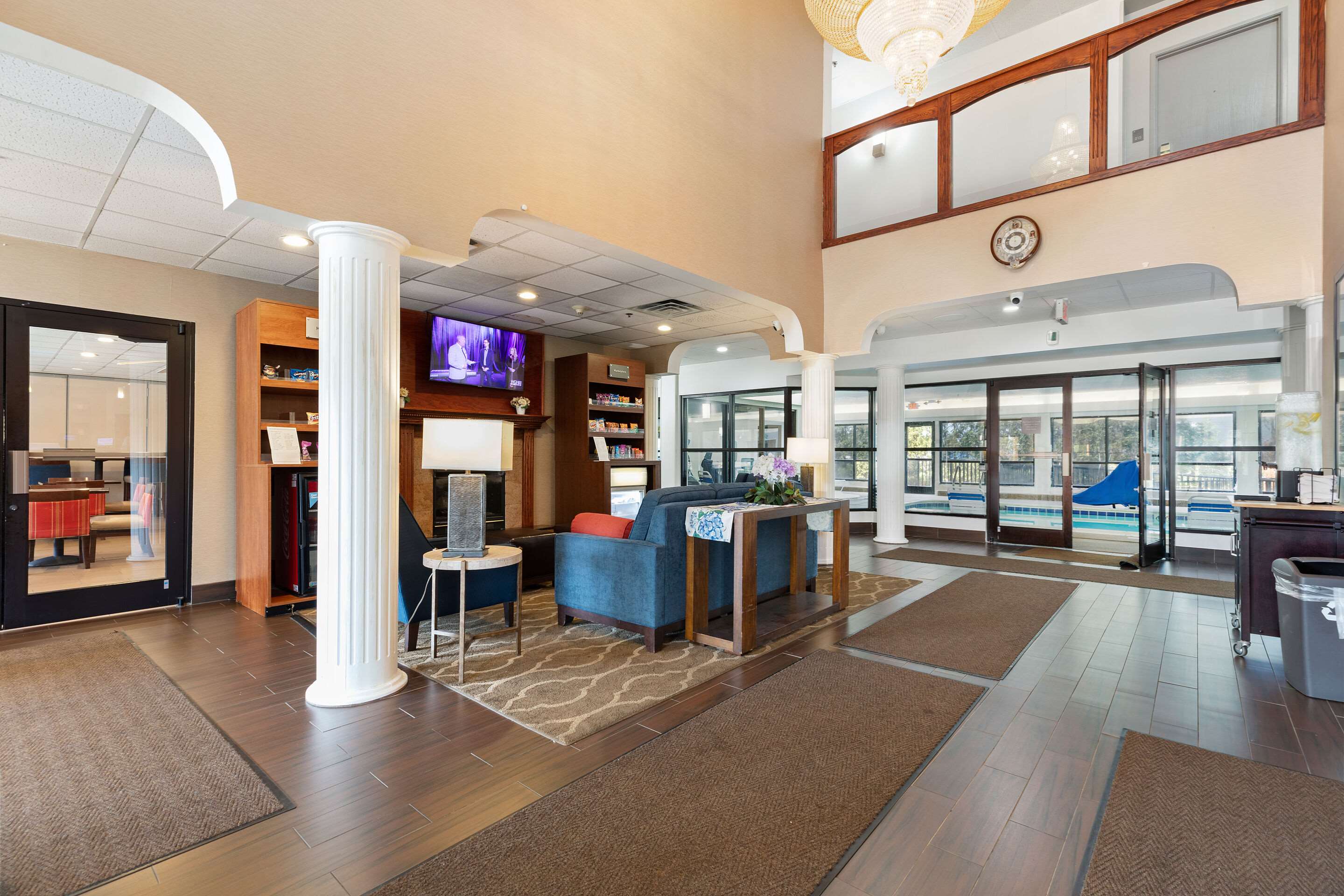 Hotel lobby | Comfort Suites Lombard - Addison