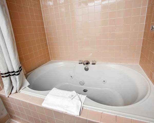 Suite - Quality Inn Arcola - I-57, Exit 203