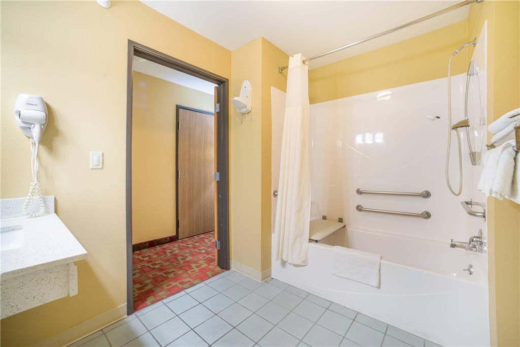 QUALITY INN OFALLON IL - ST LOUIS-guestroom-Guest Room,Bathroom,On-Site.jpg