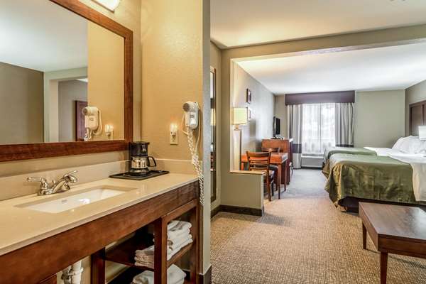 Suite - Quality Inn & Suites Salem - I-57, Exit 116