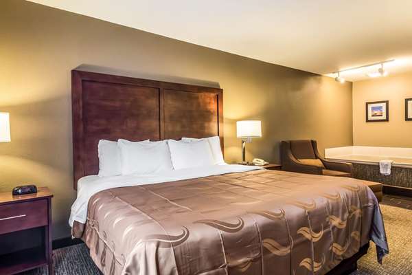 Suite - Quality Inn & Suites Salem - I-57, Exit 116