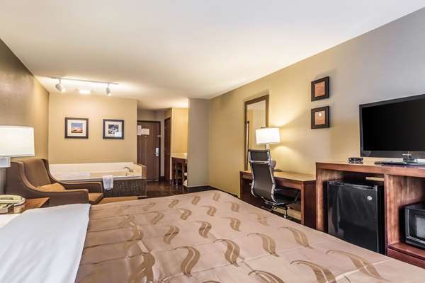 Suite - Quality Inn & Suites Salem - I-57, Exit 116