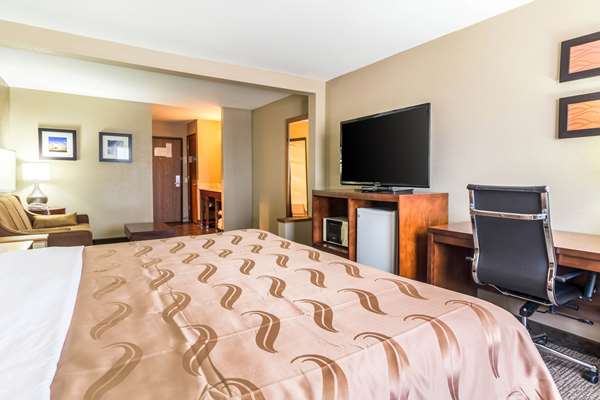 Suite - Quality Inn & Suites Salem - I-57, Exit 116