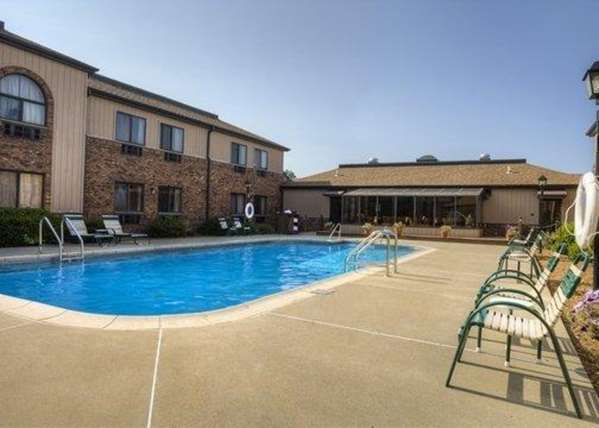 Pool - Quality Inn & Suites Marion - I-57, Exit 53