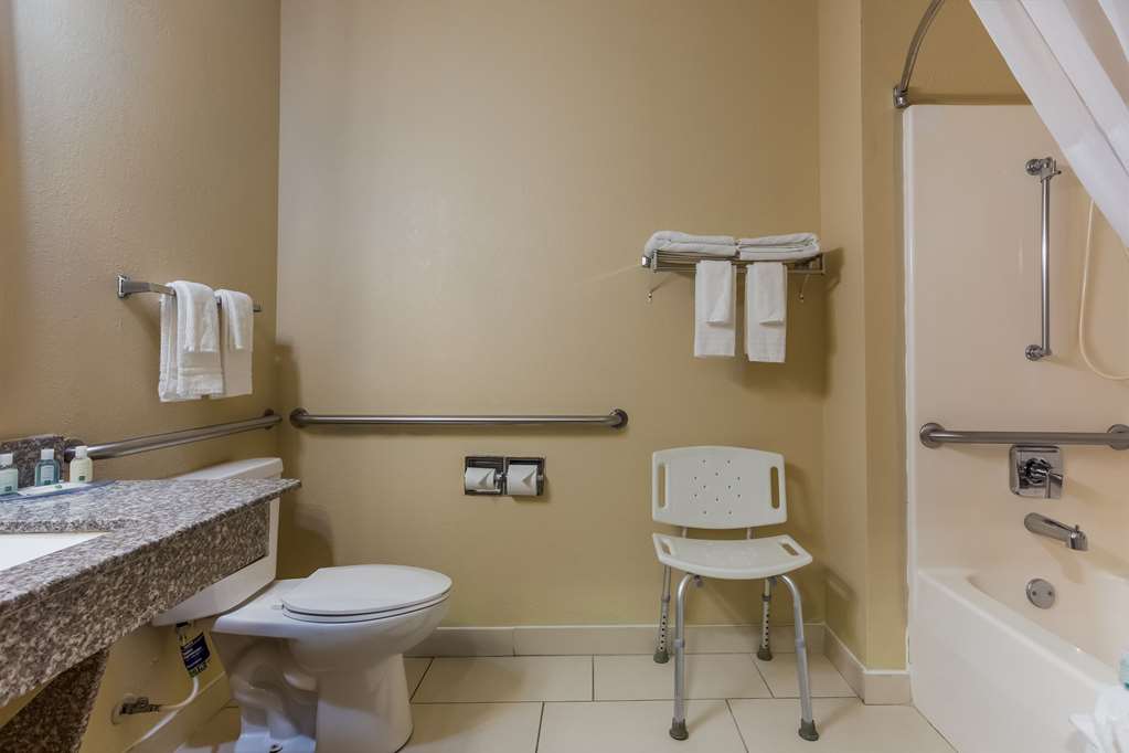 QUALITY INN GALESBURG NEAR US HIGHW-guestroom-Guest Room,Bathroom,On-Site.jpg
