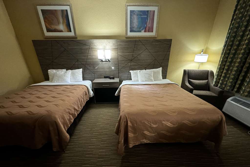 QUALITY INN NEAR I-72 AND HWY 51-guestroom-Guest Room,On-Site.jpg