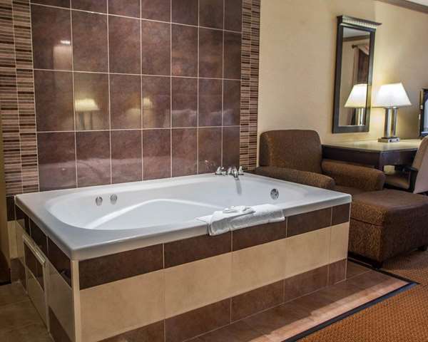 Suite - Quality Inn Aurora