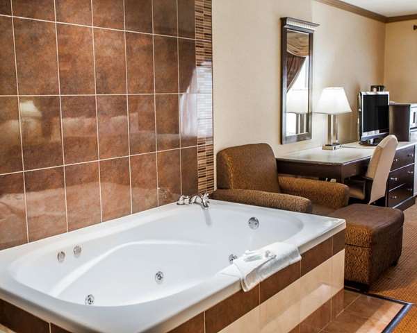 Suite - Quality Inn Aurora