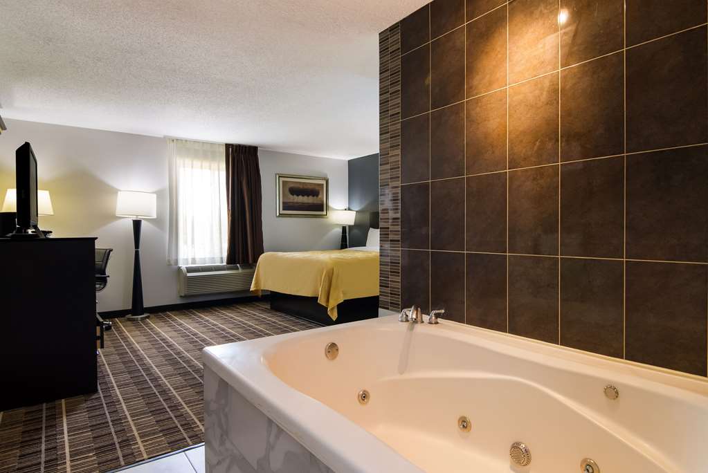 QUALITY INN AURORA - NAPERVILLE ARE-guestroom-Guest Room,Suite,On-Site.jpg