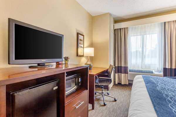  - Comfort Inn Rockford - I-39 & I-90, Exit 15