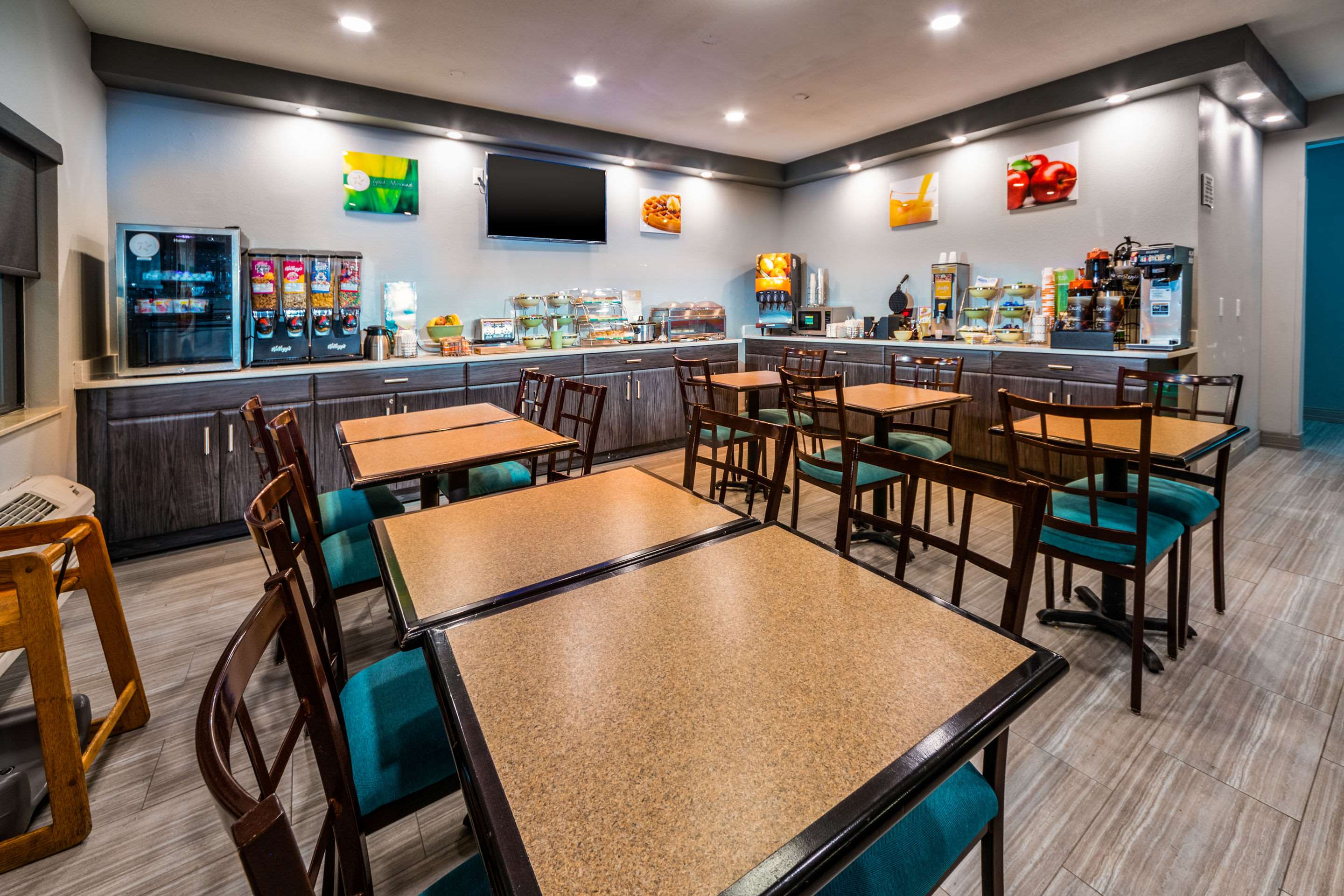 Spacious breakfast area | Quality Inn