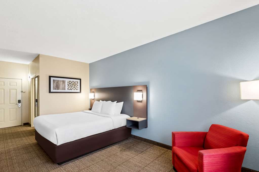 QUALITY INN AND SUITES SPRINGFIELD-guestroom-Guest Room,On-Site.jpg