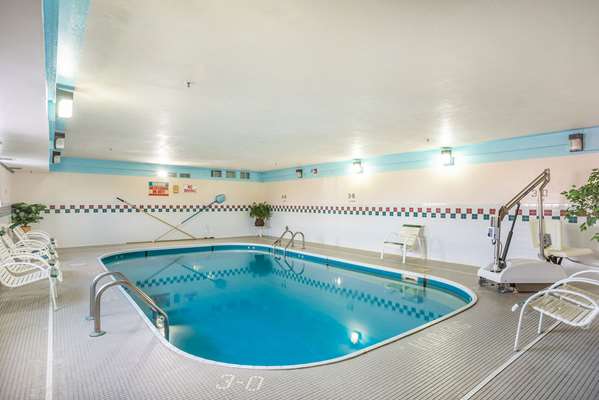 Pool - Econo Lodge Princeton - I-80, Exit 56