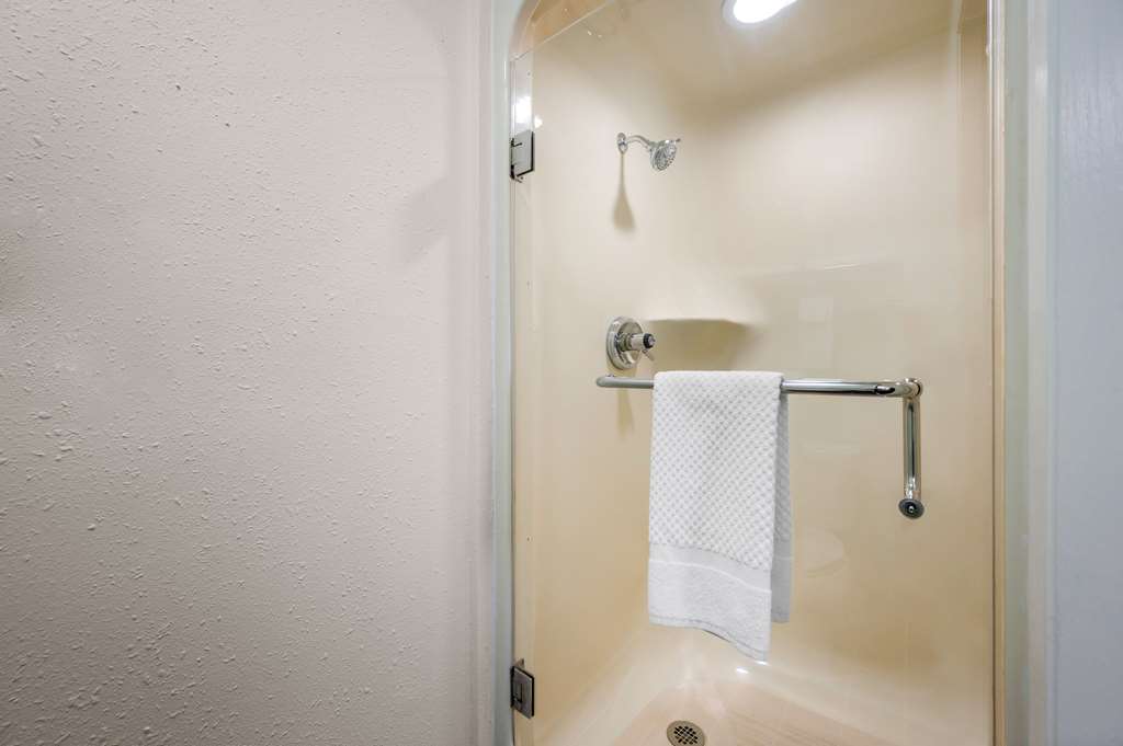 SLEEP INN SPRINGFIELD WEST-guestroom-Guest Room,Bathroom,On-Site.jpg