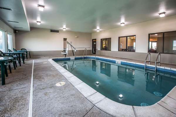 Pool - Quality Inn & Suites Mendota - I-39, Exit 72