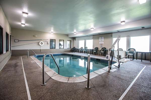 Pool - Quality Inn & Suites Mendota - I-39, Exit 72