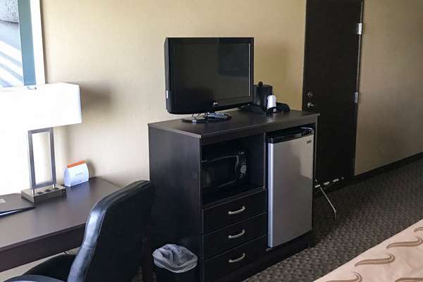  - Quality Inn & Suites Mendota - I-39, Exit 72