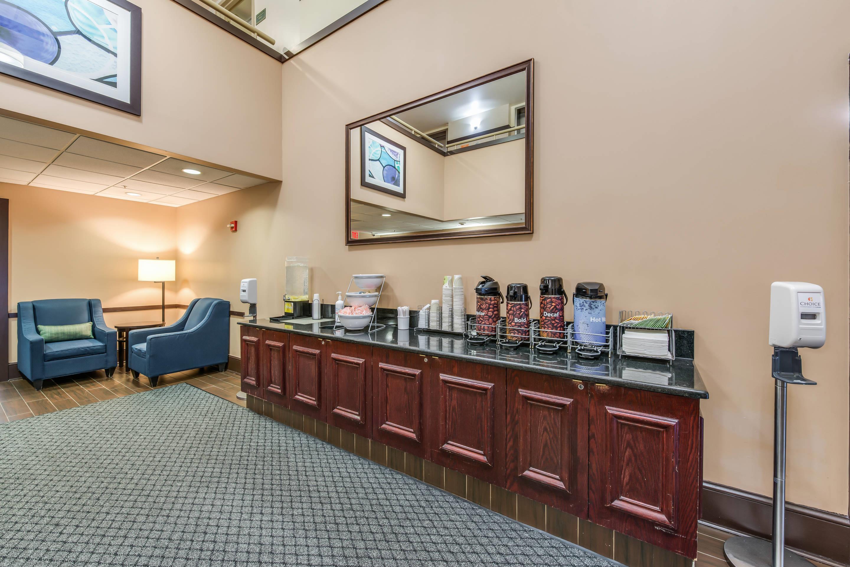 Breakfast area | Comfort Suites Chicago O'Hare Airport