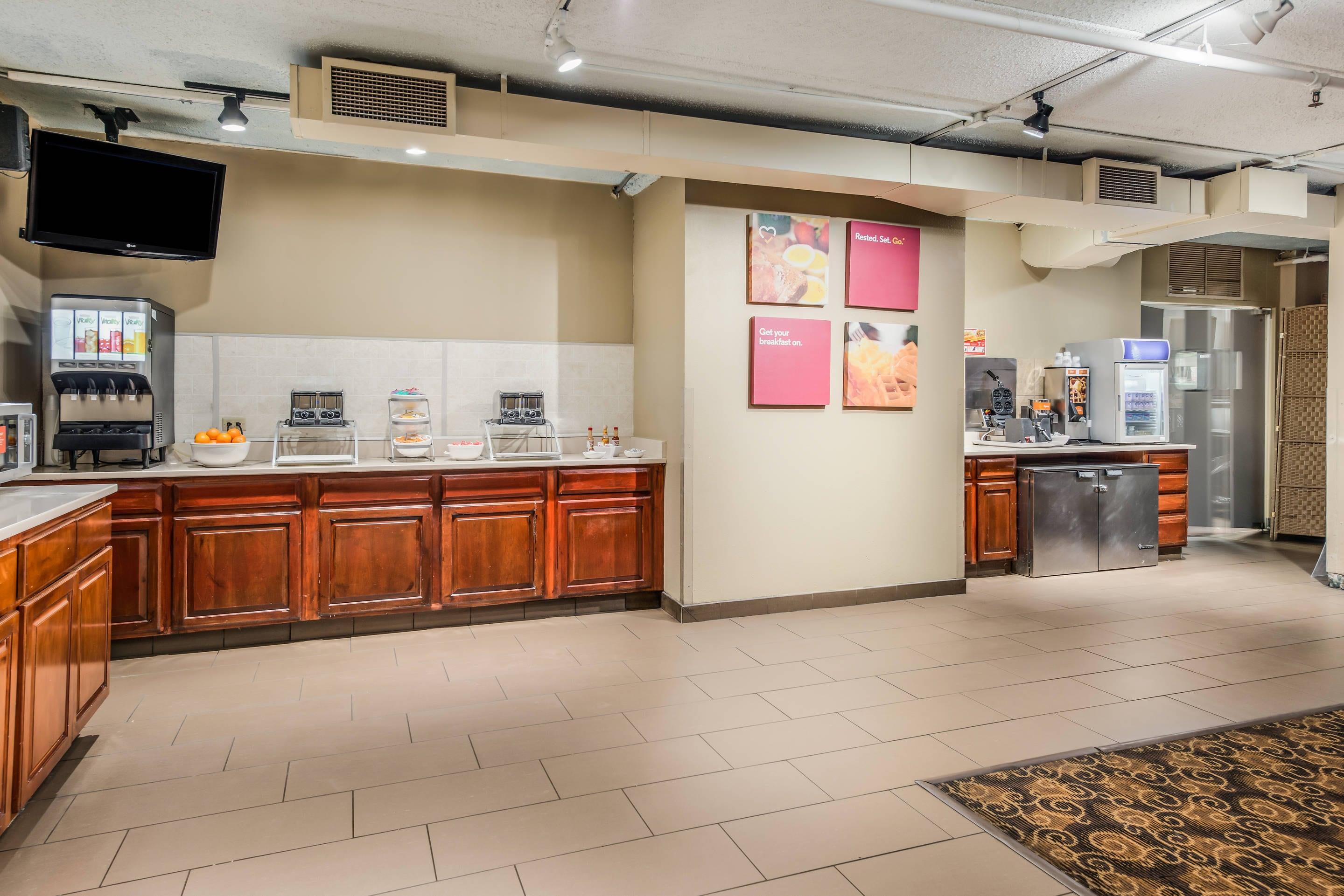 Breakfast area | Comfort Suites Chicago O'Hare Airport