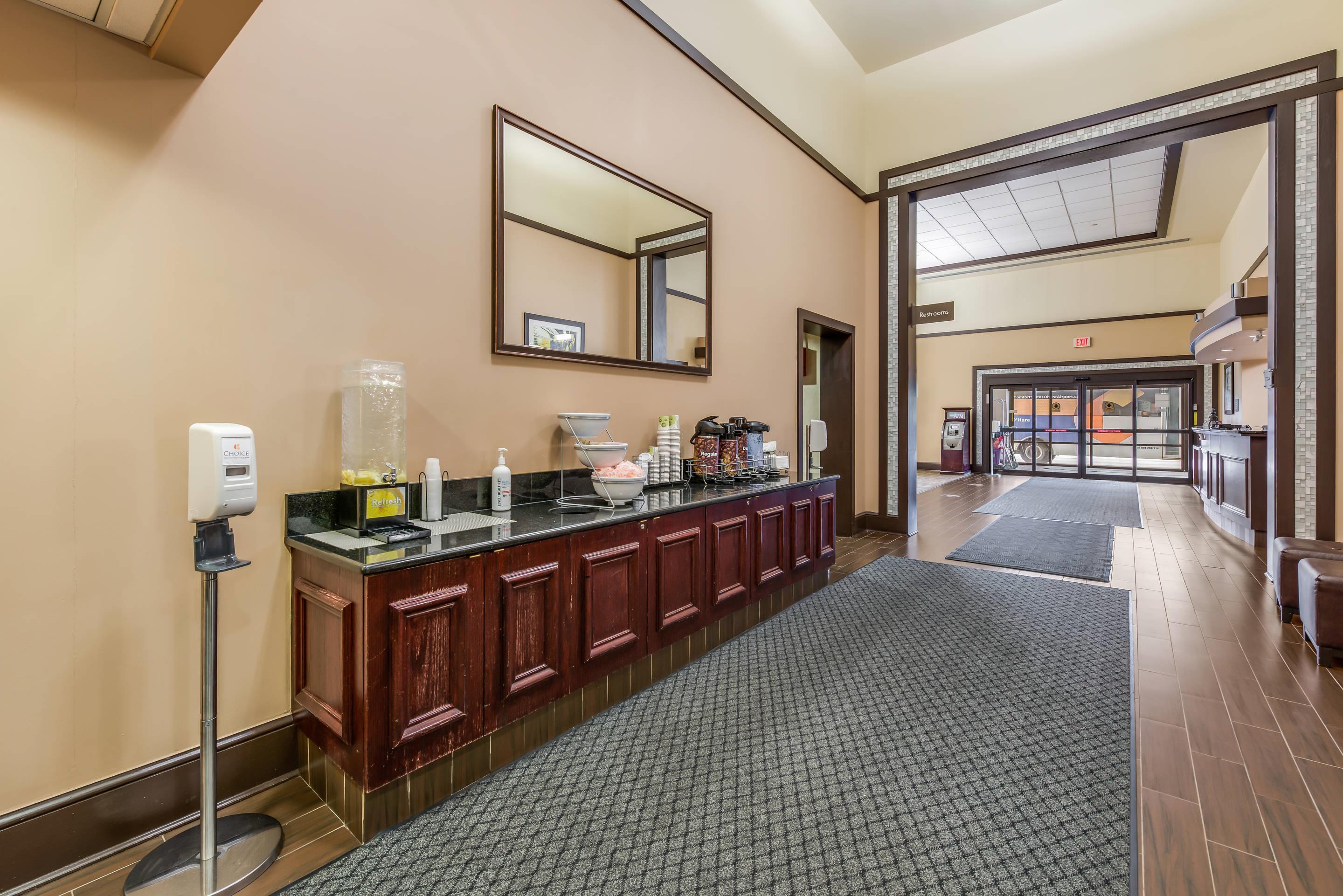 Breakfast area | Comfort Suites Chicago O'Hare Airport
